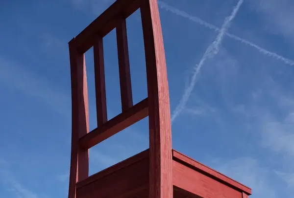 Broken Chair Sculptureの写真・動画_image_92799