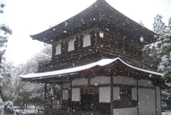 絶景かな 絶景かな 雪が舞い降る京のまち Holiday ホリデー