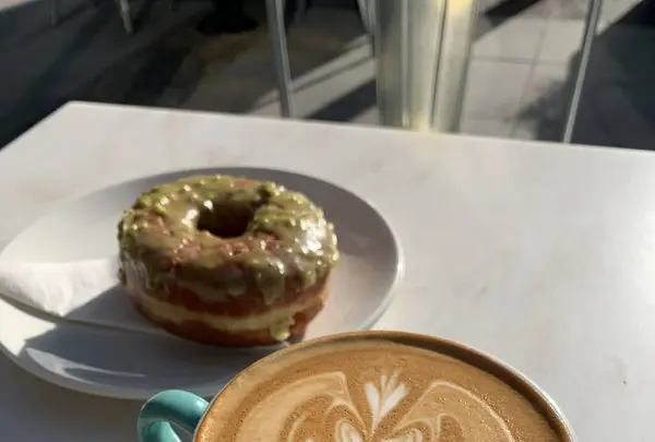 49th Parallel Café & Lucky's Doughnuts - THURLOWの写真・動画_image_682626