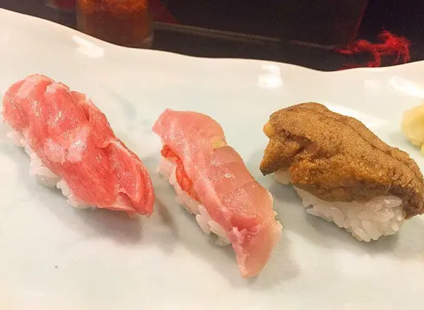 ウニが新鮮なので握りで味わえます😋