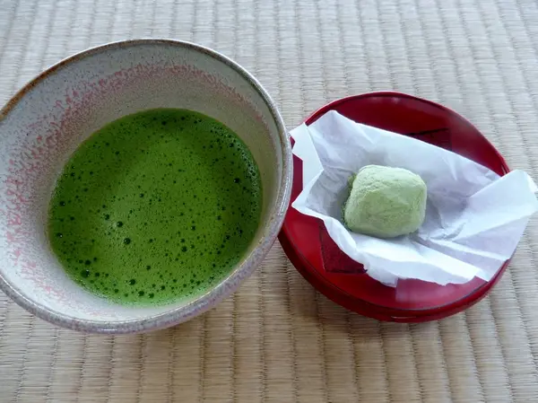 お菓子は”埋れ木”です。