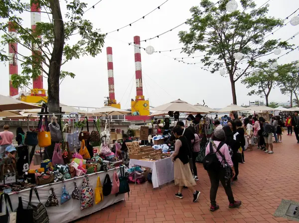 駁二大義倉庫群港側広場のバザー