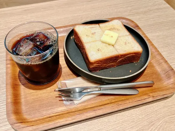 【アイスコーヒー（350円）／藻塩バタートースト（390円）】
