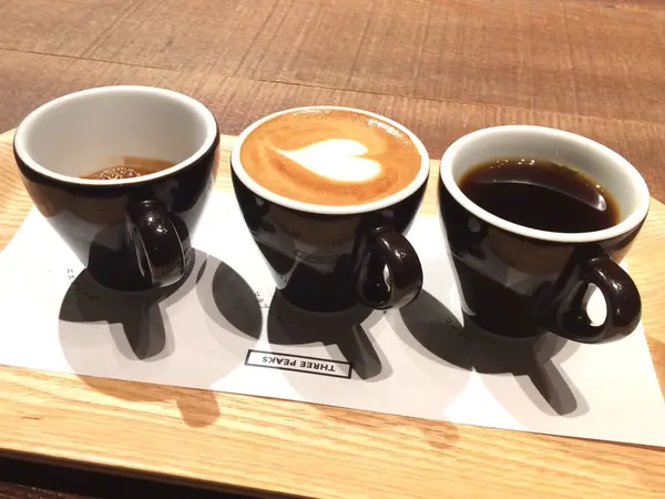 左から、エスプレッソ、マキアート、コーヒー。