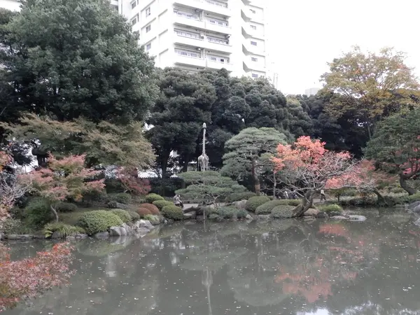 日本庭園の中心にあるのは「心字池」