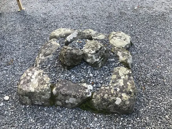 三つ石