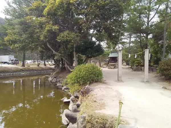 神池・靍島に鎮まる「靍島神社（つるしまじんじゃ）」