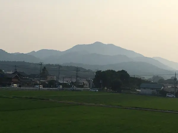 神名火山を眺める