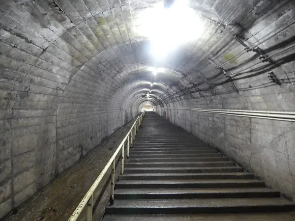 トンネル内の階段を下るくだる