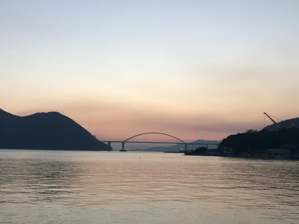 夕陽の遠景と橋