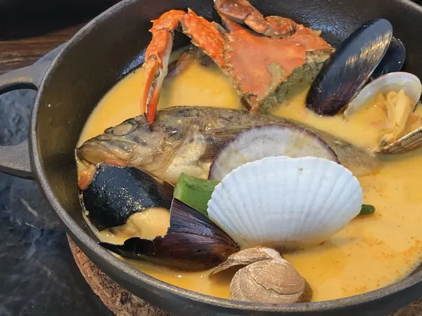 メイン料理の魚介の旨味たっぷりのスープ