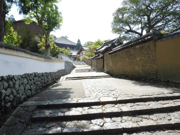 二月堂への散歩道