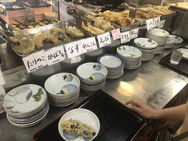 お皿と天ぷらかわいい
