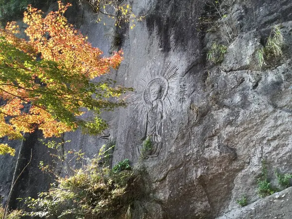 崖に彫られた仏像