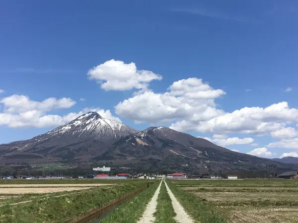 磐梯山、とまっすぐな道