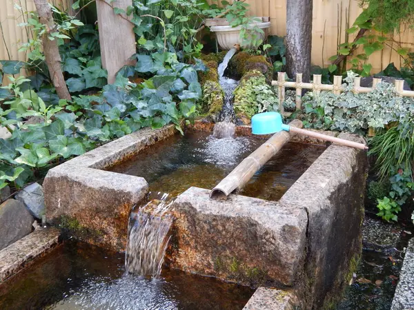 高屋稲荷神社境内の湧き水