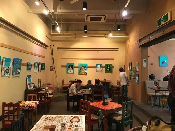 ギャラリーが併設されたカフェ