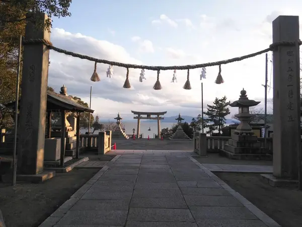 海に向かって建つお社