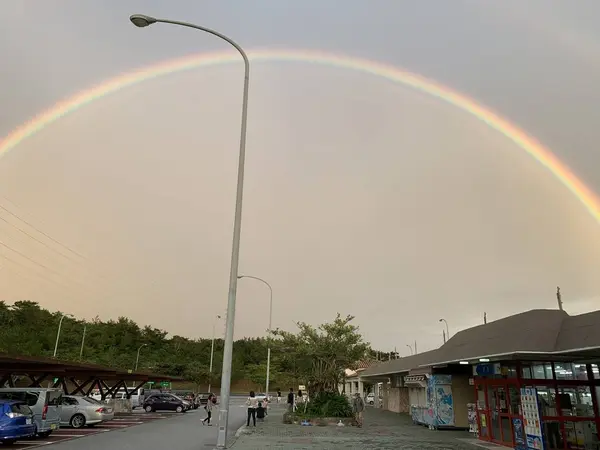 台風の後の雨がパラパラの天気の中、きれいな虹が出ていました。iPhoneのカメラに入りきらない、しかも実は二重の虹でした。
