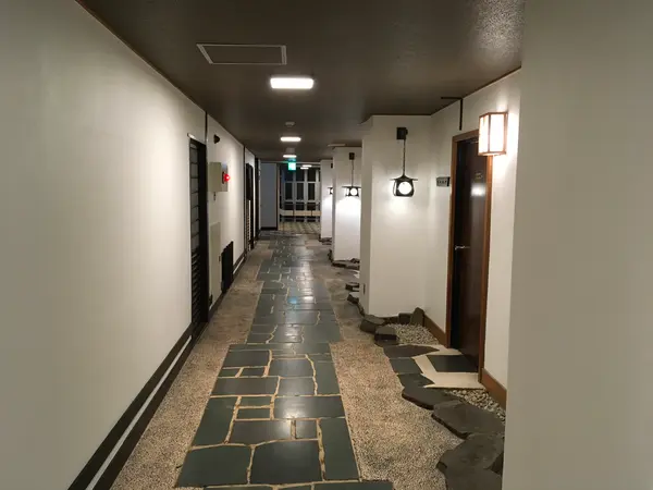 そして、部屋の前の廊下