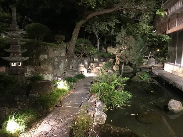 夜の日本庭園
