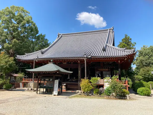 ご本尊・薬師如来が安置される本堂