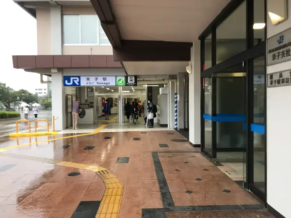 大雨の米子駅