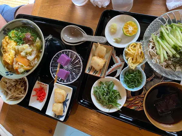 左 てぃらぶぃ定食 右 もずく素麺