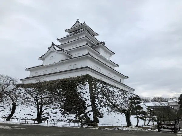 白い雪、曇り空の下の鶴ヶ城