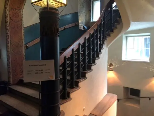 ホテル内は階段