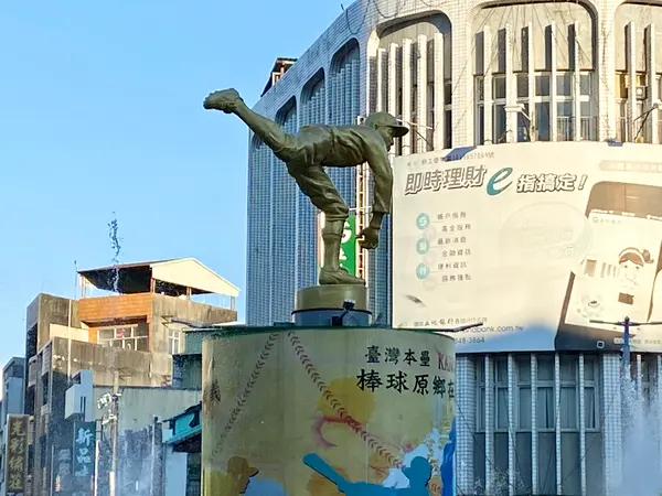 噴水池ロータリーにあるKANOの像