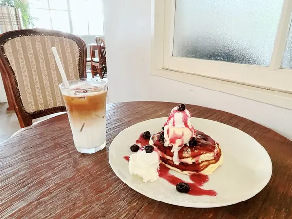 【ブルーベリーパンケーキ 900円／アイスカフェラテ 550円】