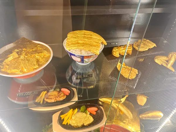黄金に輝くサンプル食品も…