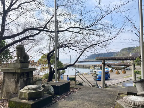 大境漁港のすぐそばにある神社