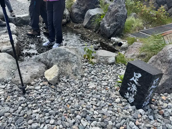 靴の裏を洗ってから進みます