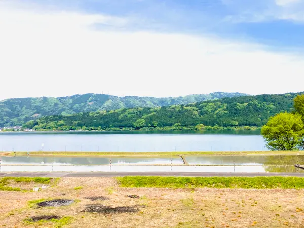 “鏡湖“とも称される静かな湖面