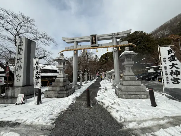 雪景色の出雲大神宮