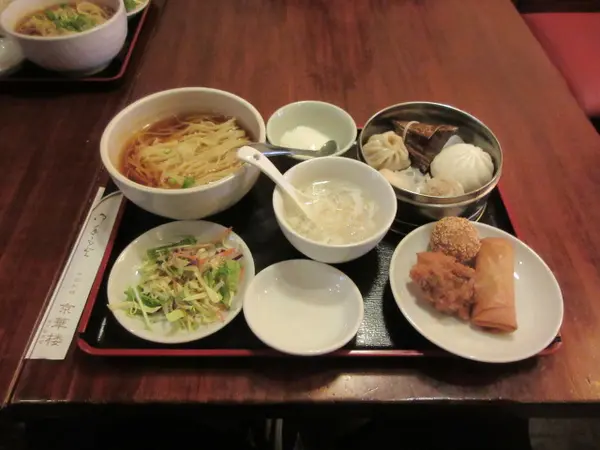 メニューは小籠包やエビチリなど。