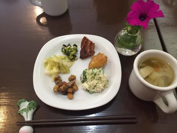 小川町の有機野菜を用いた料理をバイキング形式で食べられます。