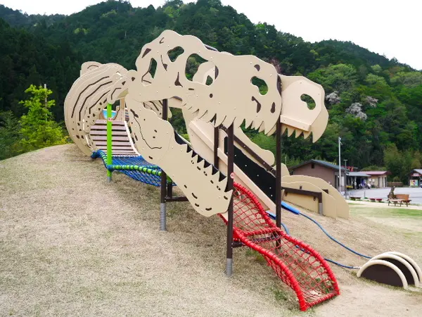 化石恐竜の滑り台