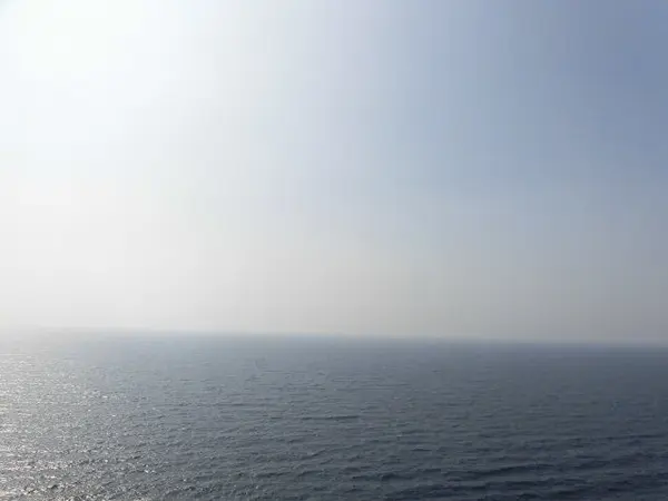 灯台の展望台から日本海を望む