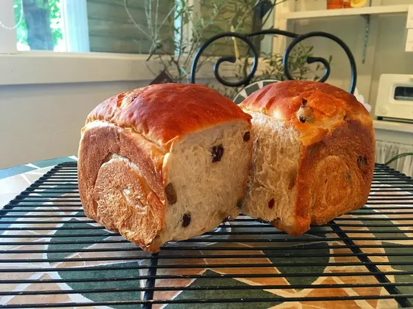 シンボルパン：2色レーズン食パン