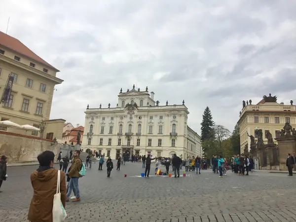 プラハ城の中で見たいもののチケットを買うスタイル
