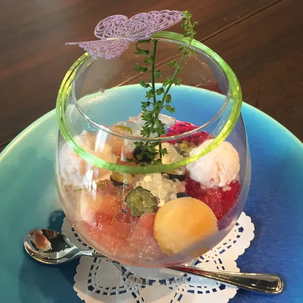⚫︎白桃とシソのパフェ 
キャビアジュレのプチプチとした食感 ¥1300