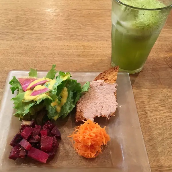 ランチの前菜と野菜ジュース