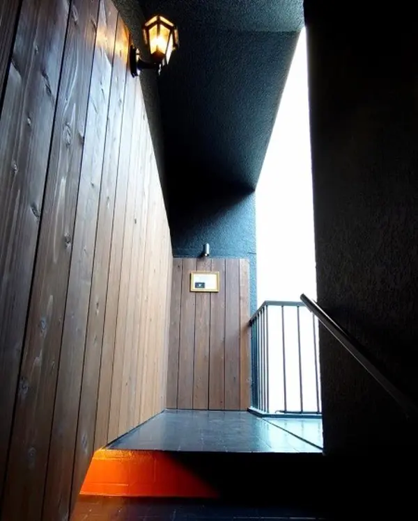 階段を上がった2Fにある"隠し扉"の入口(突き当たり左)