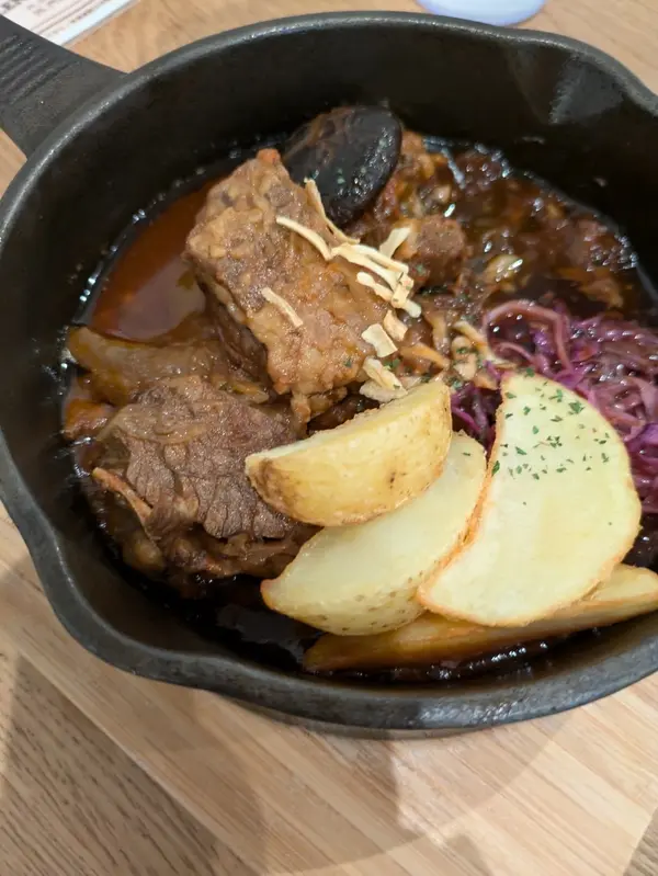 「牛肉のサクラビール煮込み」