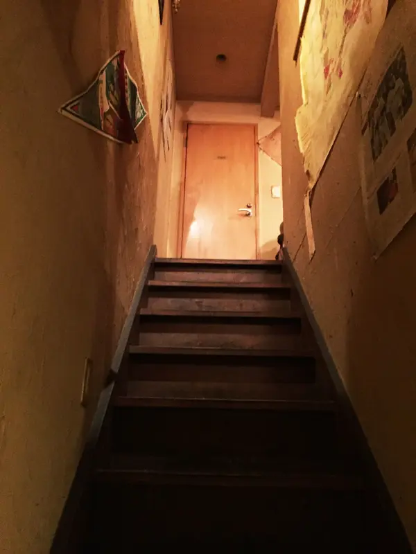 2階へは階段を使って。