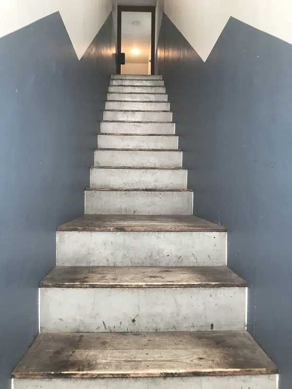 この階段を上るとお店！