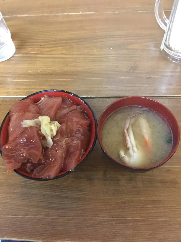 漬けマグロ丼(600円) 味噌汁(100円)
